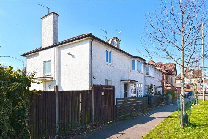 2 Bedroom Maisonette To Rent In Hale Lane, Mill Hill, London, NW7