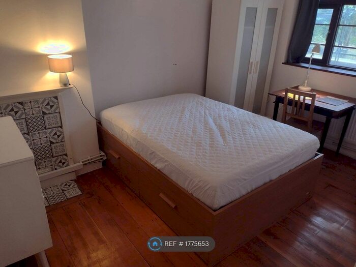 3 Bedroom Flat To Rent In Bronte House, London, SW4