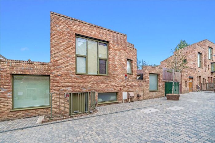 2 Bedroom Maisonette For Sale In Edgewood Mews, London, N3