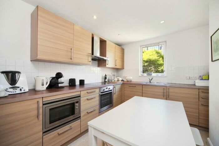4 Bedroom Maisonette To Rent In Albert Bridge Road, SW11