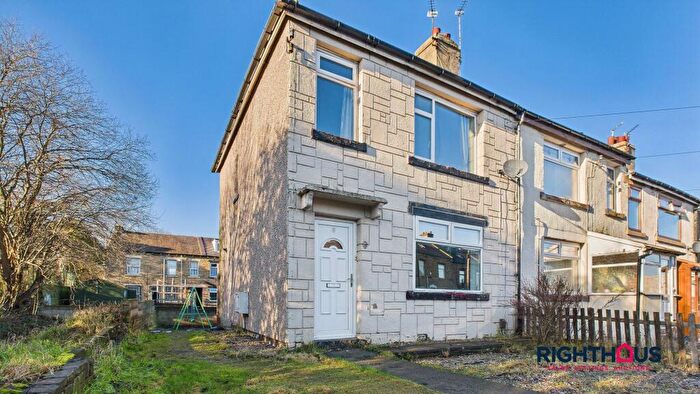 3 Bedroom End Of Terrace House For Sale In Dewhirst Place, Bradford, BD4