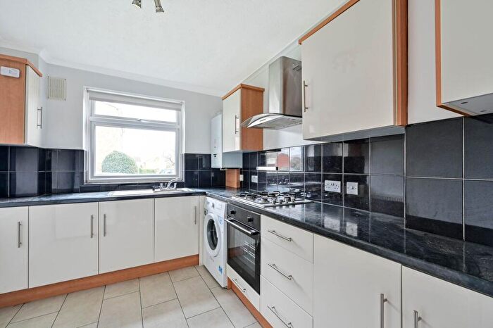 2 Bedroom Flat To Rent In Jordans Close, Guildford, GU1