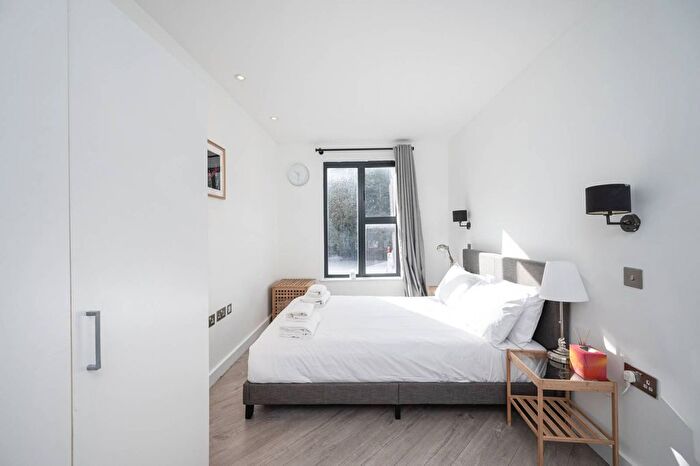 1 Bedroom Flat To Rent In Mile End Road, Stepney, London, E1