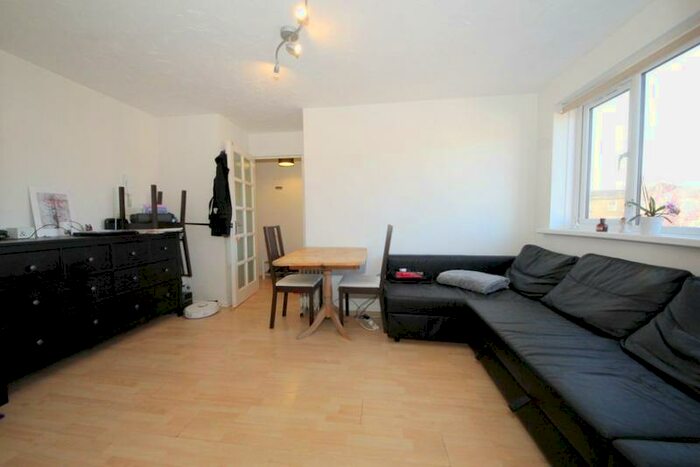 1 Bedroom Flat To Rent In Leigh Hunt Drive, Southgate, N14