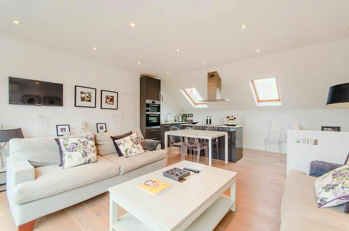 2 Bedroom Flat To Rent In Grove Avenue, Hanwell, London, W7