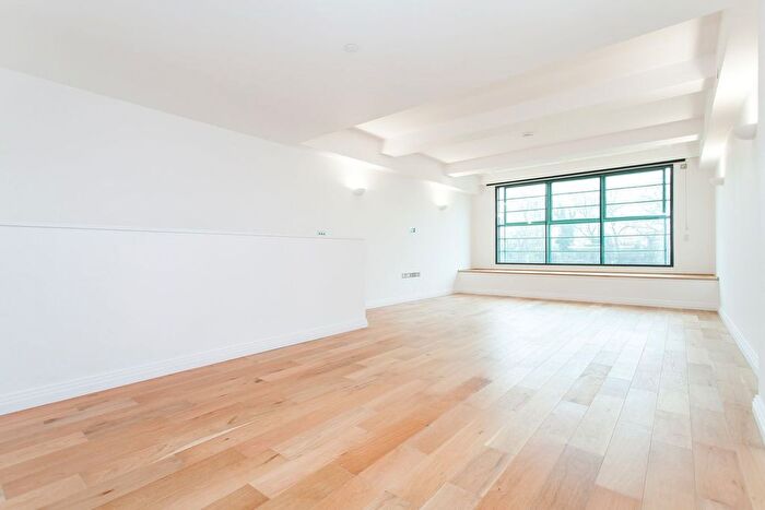 2 Bedroom Flat To Rent In Western Avenue, Perivale, Greater London, UB6