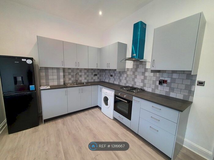 3 Bedroom Flat To Rent In Babington Road, London, SW16