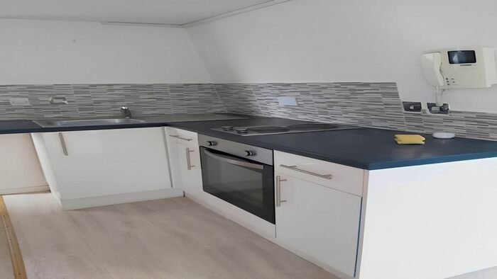 Studio To Rent In Kirchen Road, London, W13