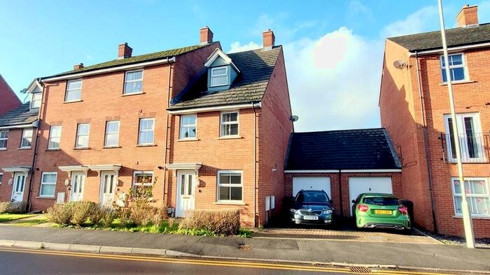 3 Bedroom Town House To Rent In Thatcham Avenue Kingsway, Quedgeley, Gloucester, GL2