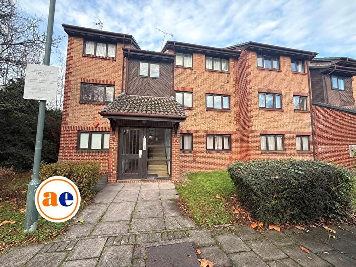 2 Bedroom Flat For Sale In Cricketers Close, Erith, DA8