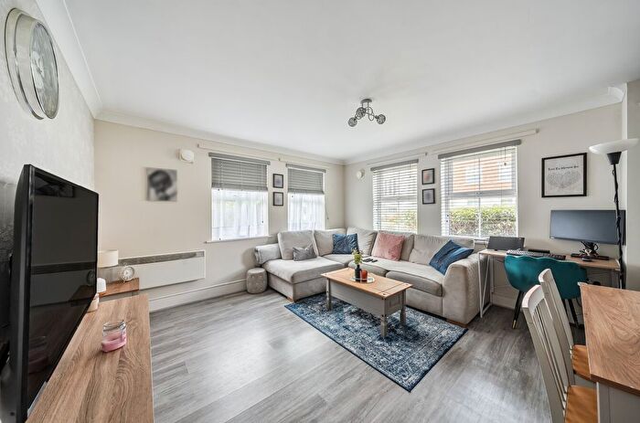 2 Bedroom Flat For Sale In Tobermory Close, Langley, Slough, SL3