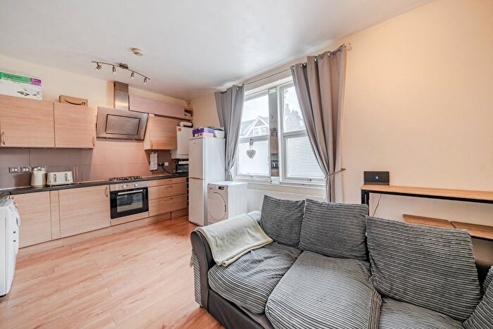 2 Bedroom Flat To Rent In Garratt Lane, Earlsfield, London, SW18