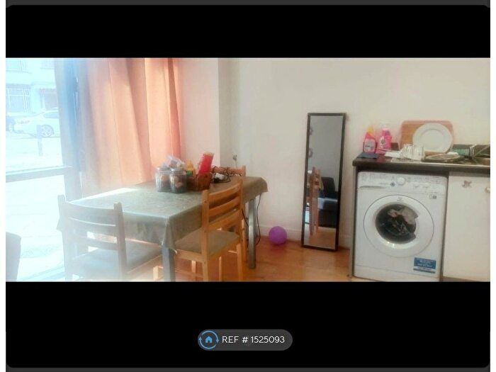 1 Bedroom Flat To Rent In Bramley Crescent, Ilford, IG2