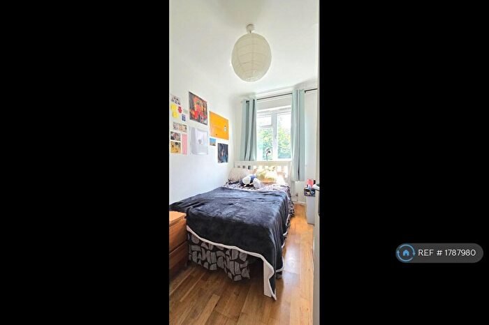 3 Bedroom Flat To Rent In Vince Court, London, N1