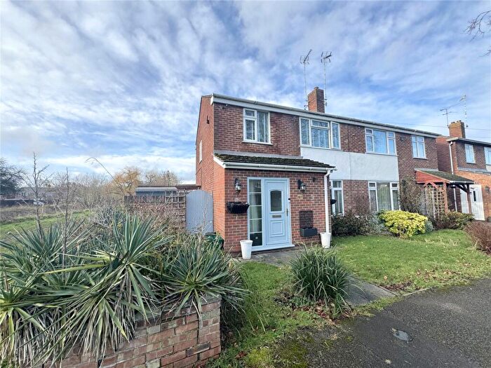 3 Bedroom Semi Detached House For Sale In Cheyne Way, Farnborough, Hampshire, GU14