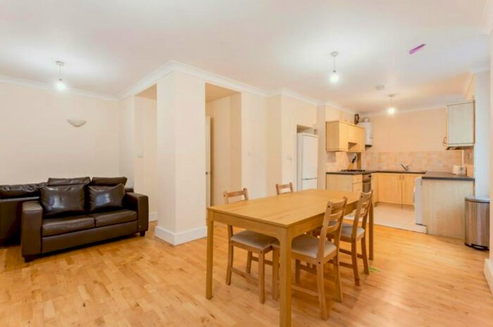 3 Bedroom Flat To Rent In Moscow Road, London, W2