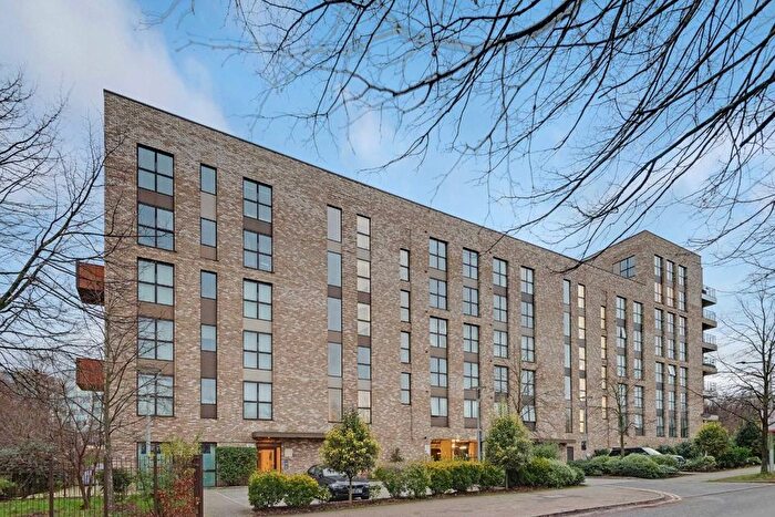 2 Bedroom Maisonette For Sale In Lakeside Drive, Acton, NW10