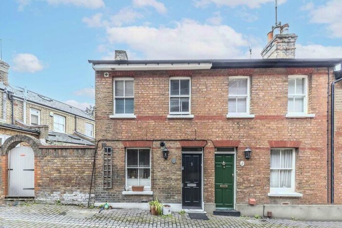 2 Bedroom Flat To Rent In St. James's Cottages, Richmond, TW9