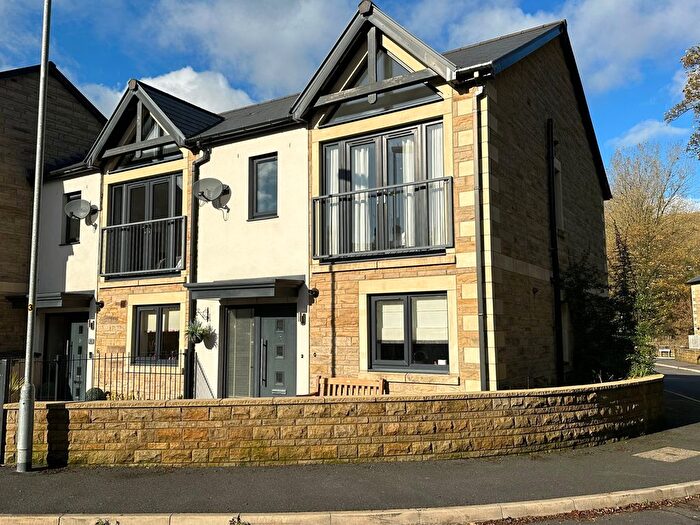 3 Bedroom Town House For Sale In Bakestones Avenue, Delph, Oldham, Greater Manchester, OL3