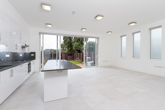 3 Bedroom Flat To Rent In Elm Avenue, London, W5