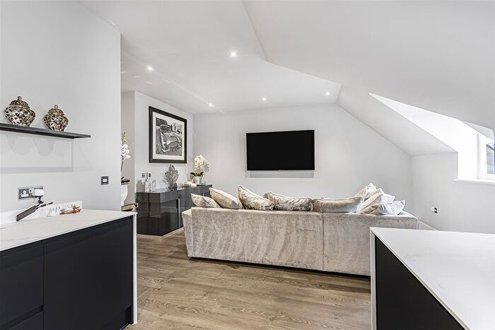 1 Bedroom Flat For Sale In Henmarsh Court, Balls Park, Hertford, SG13
