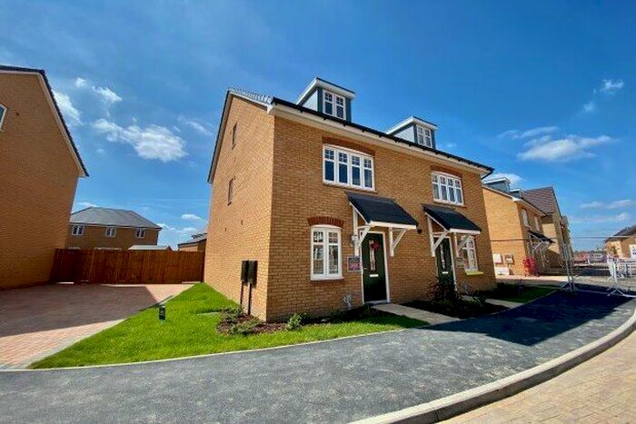 4 Bedroom Semi-Detached House To Rent In Primrose Drive, Bedford, MK42