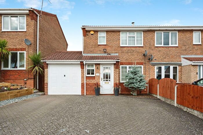3 Bedroom Semi Detached House For Sale In Harvest Close, Dudley, DY3
