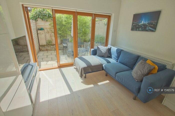2 Bedroom Flat To Rent In Hazelbourne Road, London, SW12