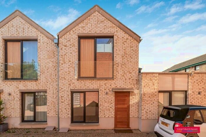 3 Bedroom Flat To Rent In Willow Mews, London, W12