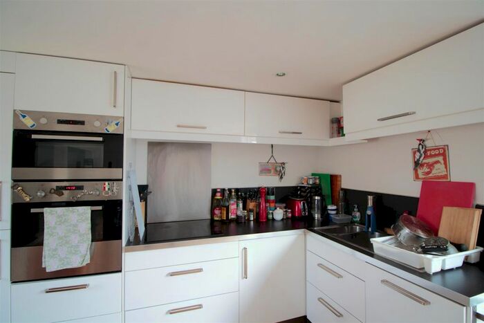 2 Bedroom Flat To Rent In Goldsboro Road, London, SW8