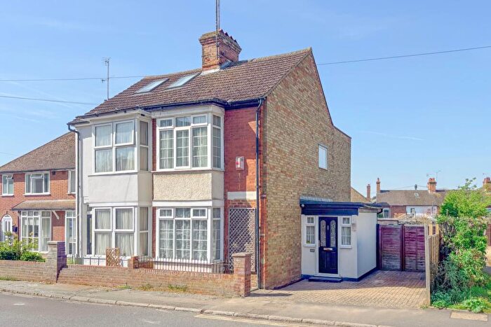 2 Bedroom Semi Detached House For Sale In Heath Road, Leighton Buzzard, LU7