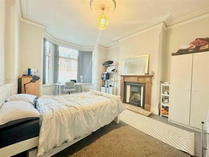 8 Bedroom Semi-Detached House To Rent In Lenton Boulevard, Nottingham, Nottinghamshire, NG7