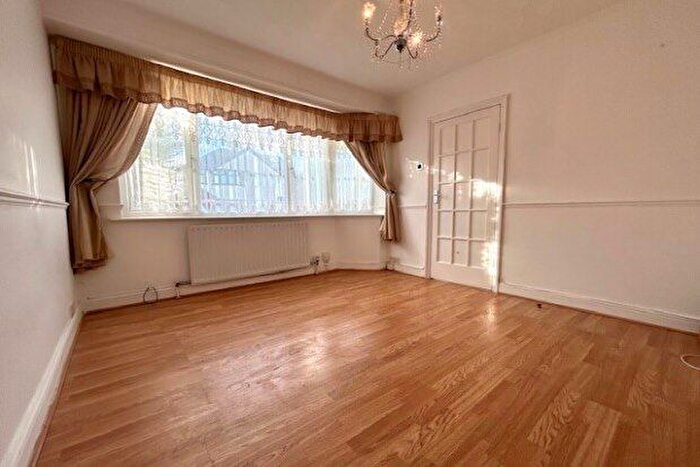 4 Bedroom Property To Rent In Rushden Gardens, Ilford, IG5