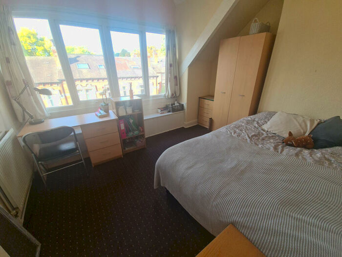 6 Bedroom Flat To Rent In Regent Park Avenue, Leeds, LS6