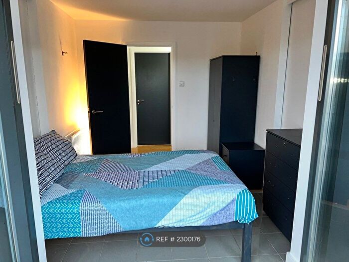 2 Bedroom Flat To Rent In Chronos Building, Whitechapel London, E1