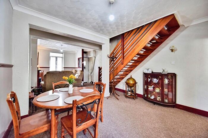 3 Bedroom Terraced House For Sale In Castle Road, Chatham, Kent, ME4