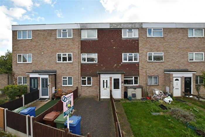 2 Bedroom Maisonette For Sale In Parry Close, Stanford Le Hope, Essex, SS17