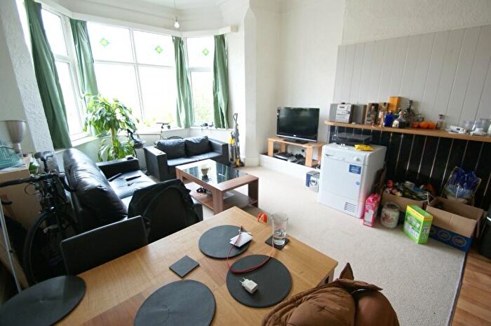 3 Bedroom Flat To Rent In Otley Road, Headingley, Leeds, LS16