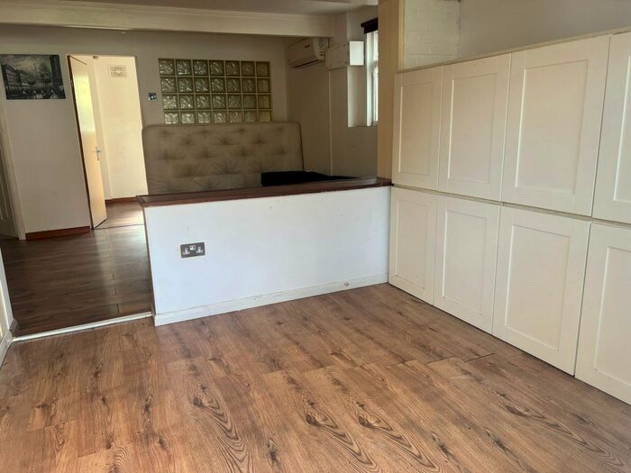 1 Bedroom Flat To Rent In Trinity Road, Luton, LU3