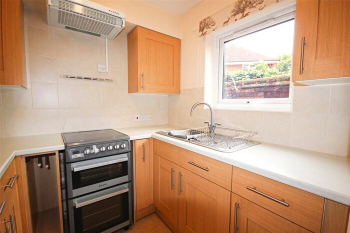 2 Bedroom Apartment For Sale In Warwick Avenue, Bedford, Bedfordshire, MK40
