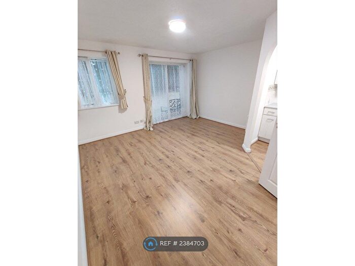 1 Bedroom Flat To Rent In Rochester Drive, Watford, WD25