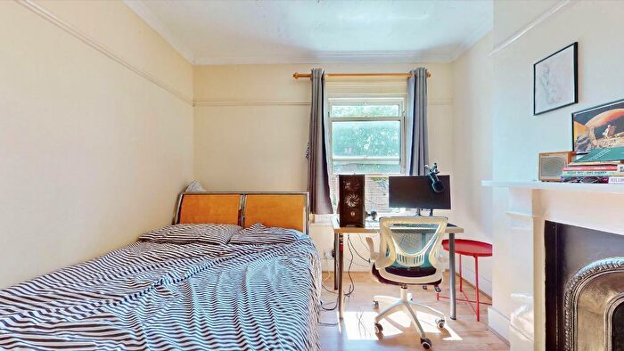 2 Bedroom Flat For Sale In Evelyn Street, Deptford, London, SE8
