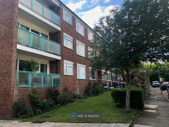 3 Bedroom Flat To Rent In Blenheim Road, Barnet, EN5
