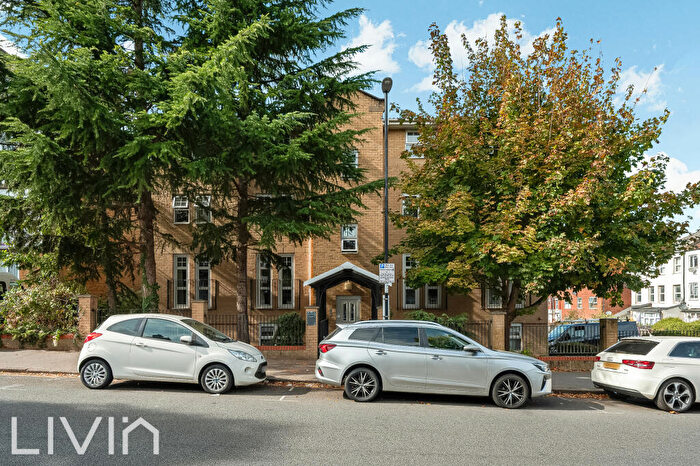 2 Bedroom Flat For Sale In Birdhurst Road, South Croydon, Greater London, CR2