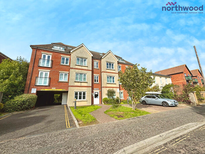 2 Bedroom Flat To Rent In Rivendale Court, SO15