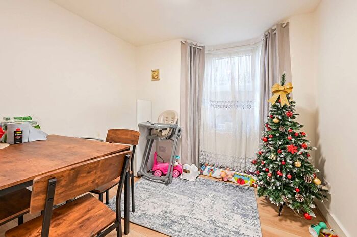 2 Bedroom Flat For Sale In Claude Road, Leyton, London, E10