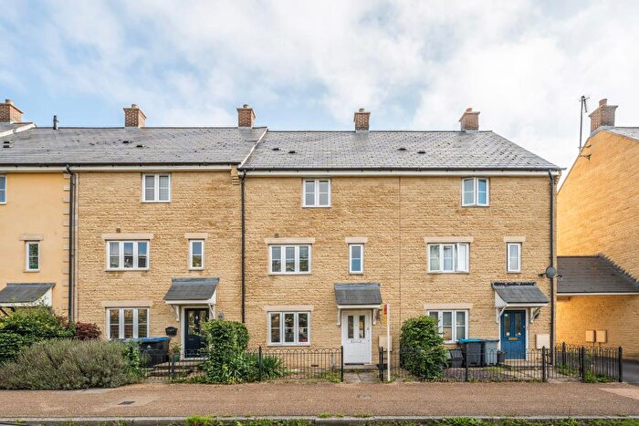 4 Bedroom Town House To Rent In Bluebell Way, Carterton, OX18