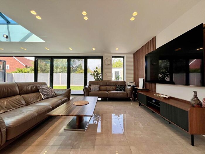 6 Bedroom Detached House To Rent In Donald Road, Romford, RM6