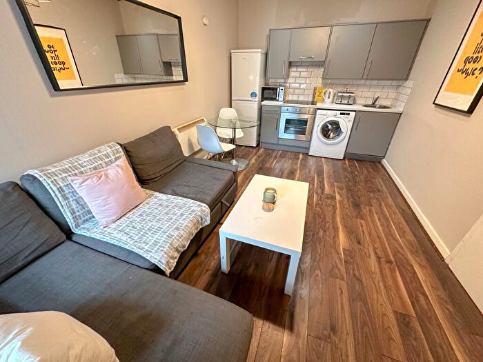 4 Bedroom Flat To Rent In Fell Street, L7