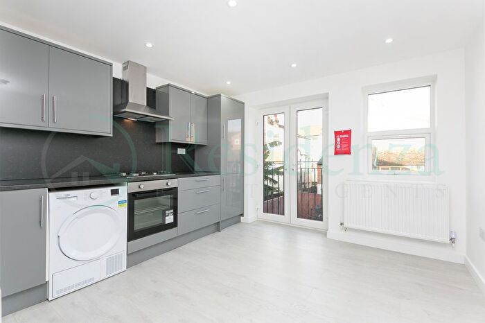 2 Bedroom Flat To Rent In Coverton Road, London, SW17